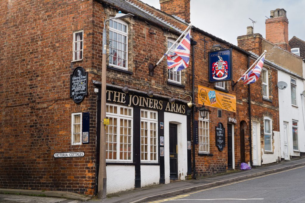 Photo of a traditional English pub.